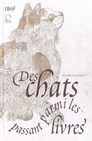 Des chats passant parmi les livres